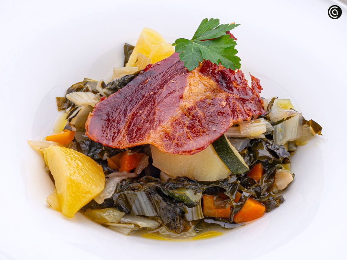 Acelgas con patatas, calabacín y jamón crujiente de Karlos Arguiñano