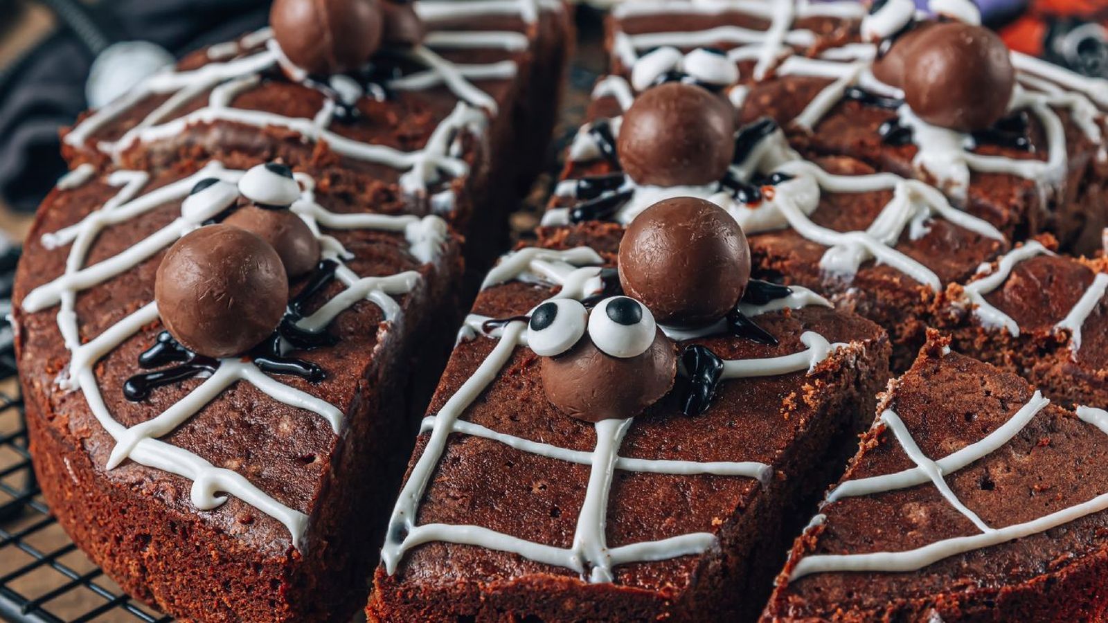 Bizcocho de Halloween de chocolate decorado Bizcocho de Halloween de chocolate decorado