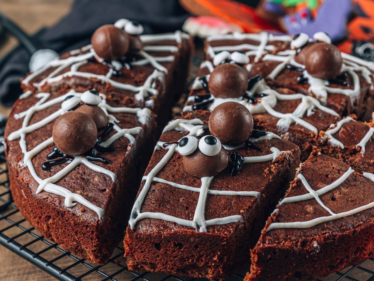 Bizcocho de Halloween de chocolate decorado