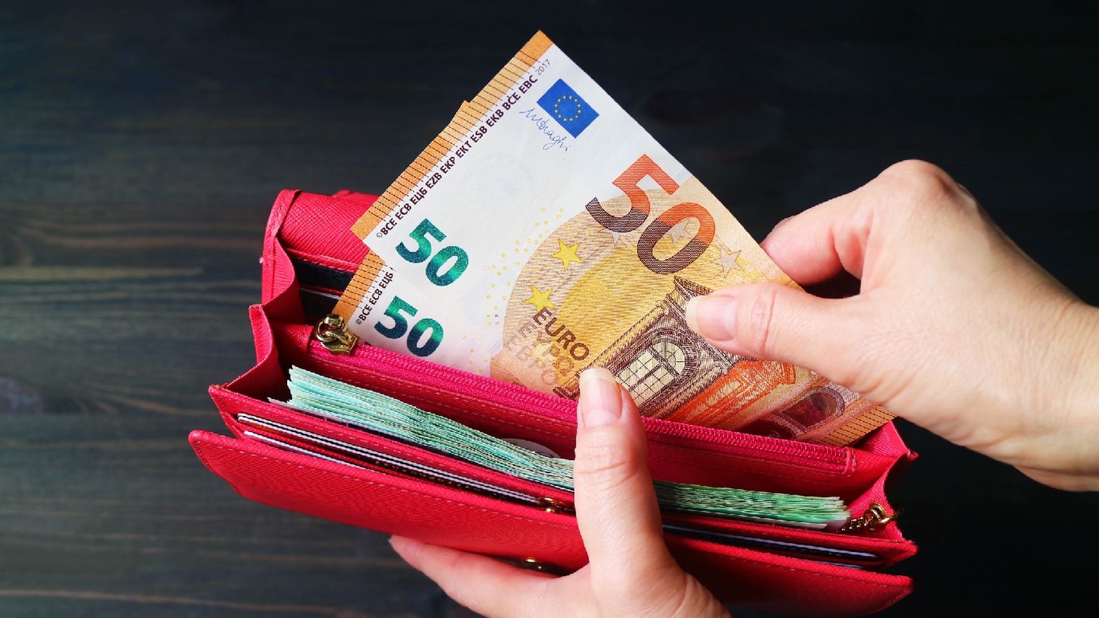 El sistema de sobres consiste en asignar una cantidad fija de dinero a cada gasto variable del mes