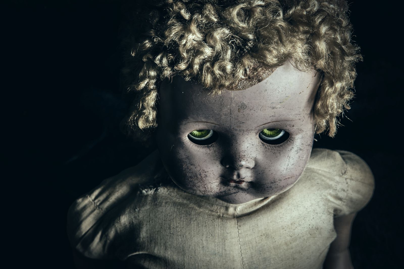 Una muñeca antigua, una mirada que no quita ojo y un buen susto. Literalmente 'spooky'.