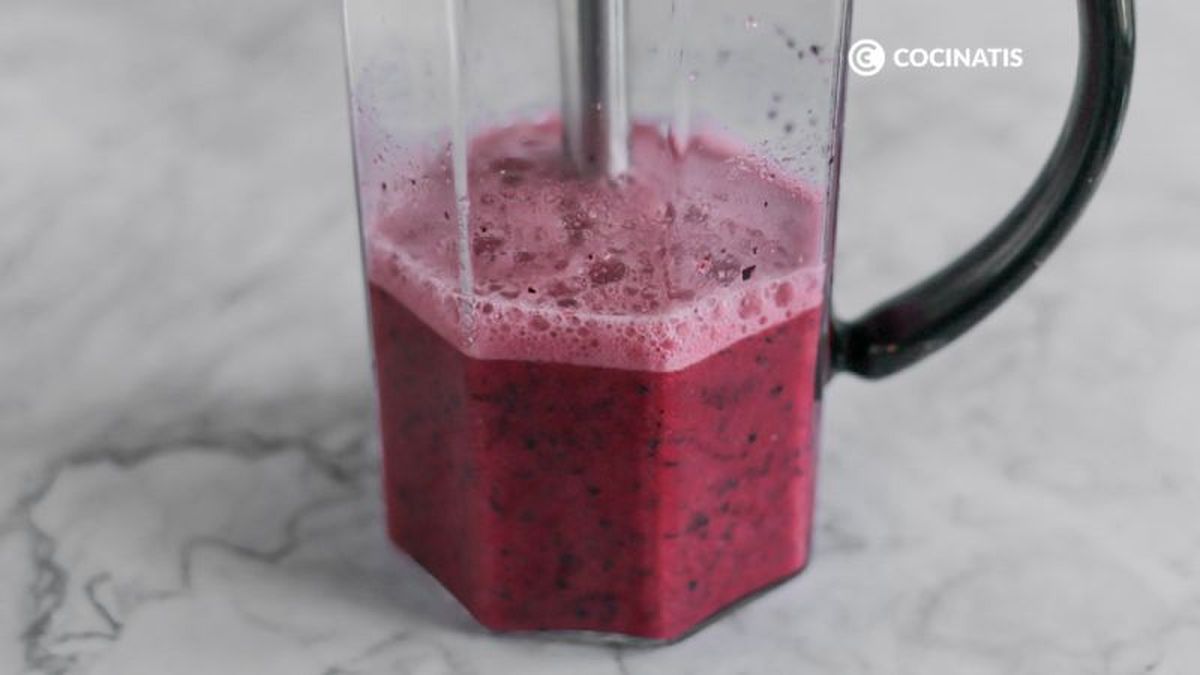 Batir arándanos para hacer zumo