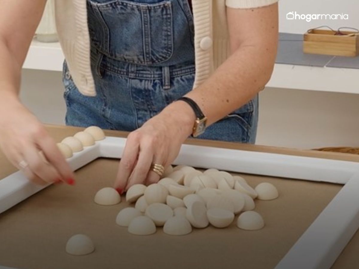 Antes de pegarlas, se presentan las bolitas sobre el marco para decidir la distribución y comprobar el efecto visual.