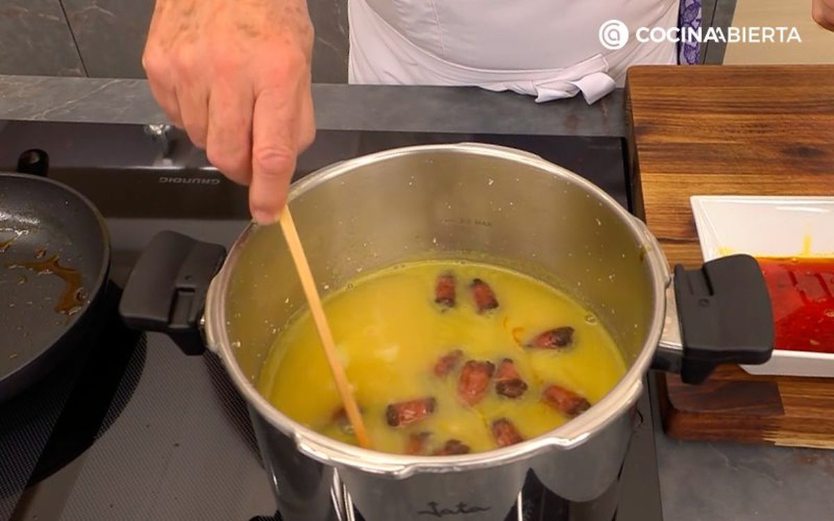 Cocina las alubias blancas con la chistorra