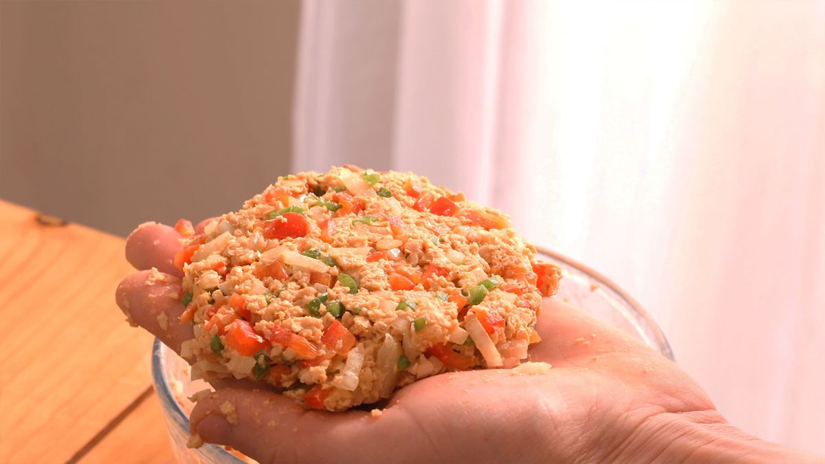 Forma las hamburguesas veganas con la masa