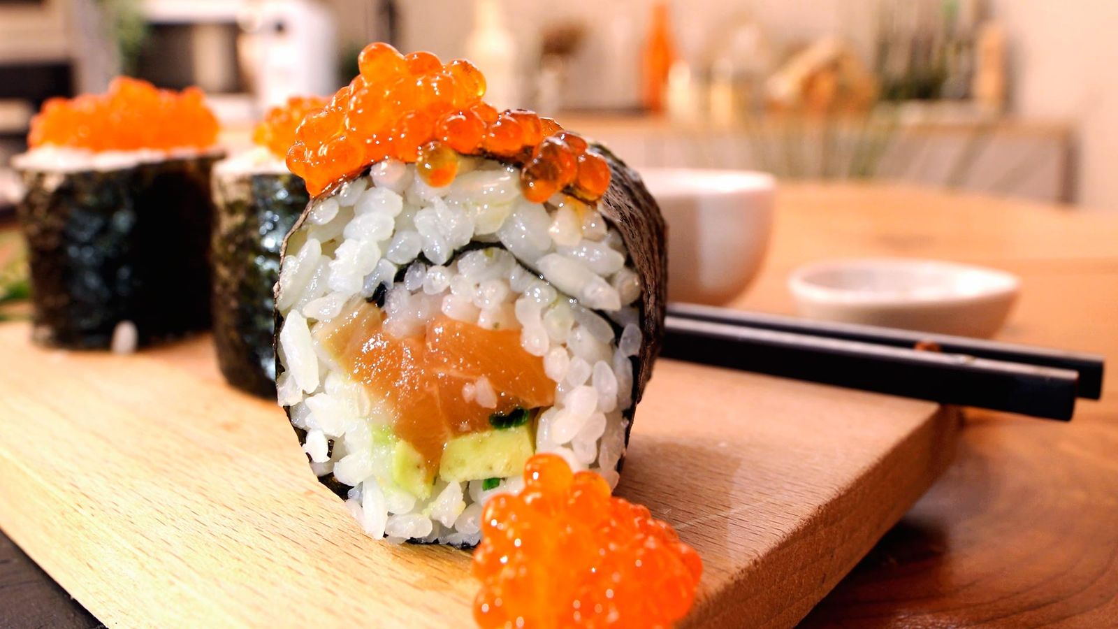 Receta de sushi de salmón y aguacate paso 7 Receta de sushi de salmón y aguacate paso 7