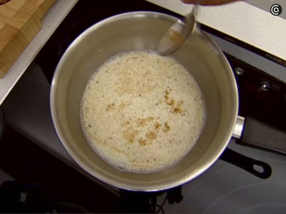 Pon a calentar la leche e infusiona la nuez moscada