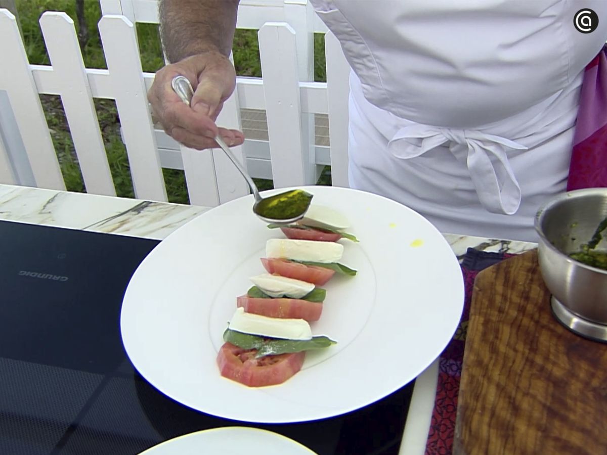 Monta la ensalada por capas y aliña