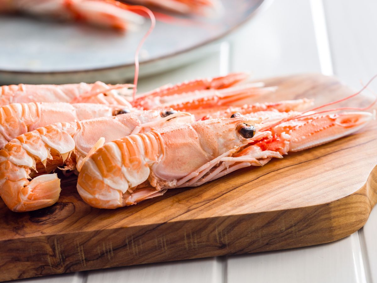 El punto perfecto de cocción empieza antes de entrar en la olla preparando bien las cigalas.