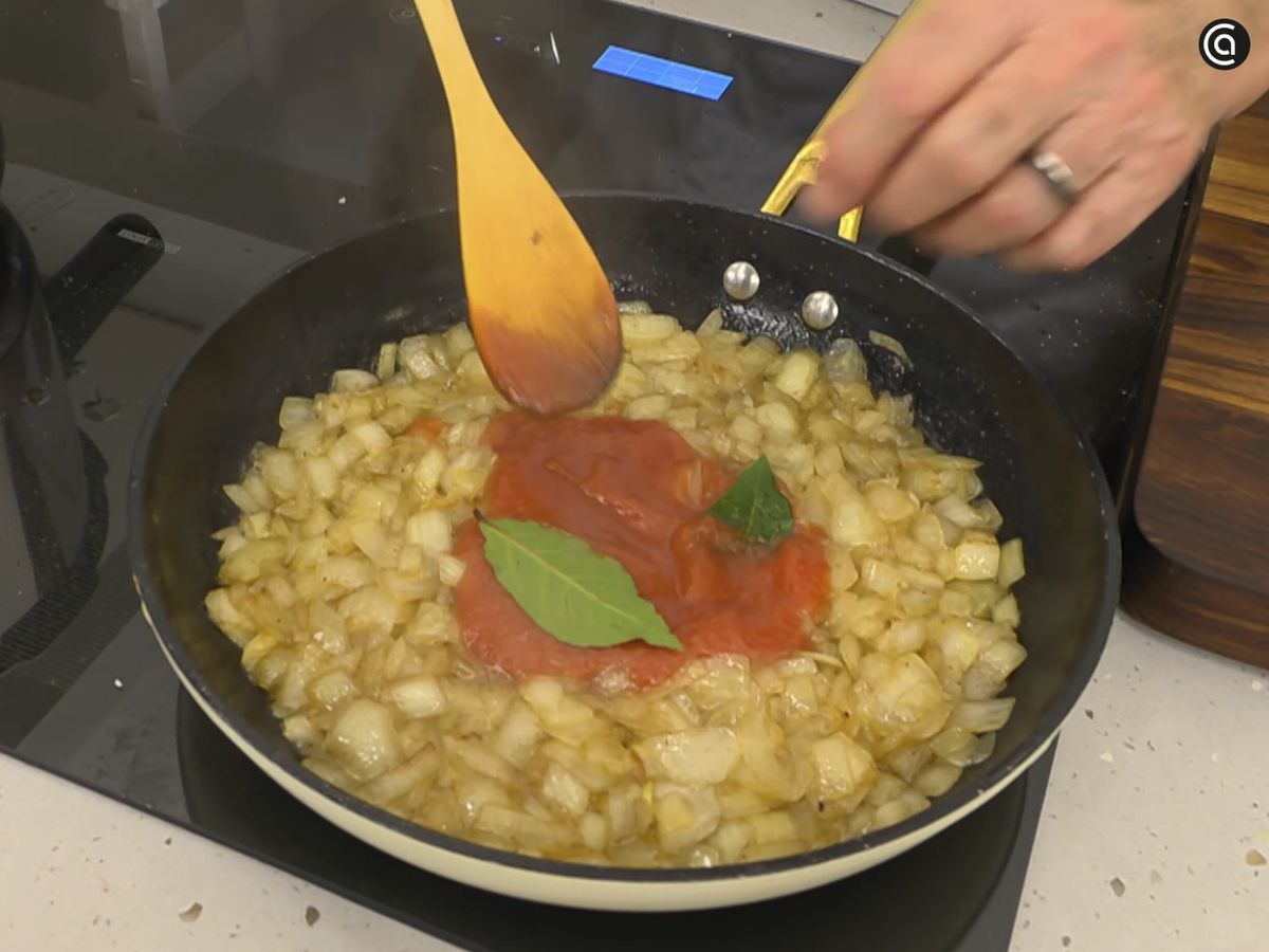 Sofríe la cebolla hasta que se dore, incorpora el tomate y agrega una hoja de laurel