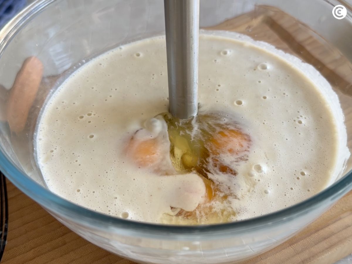 Incorpora la nata y los huevos y bate todo