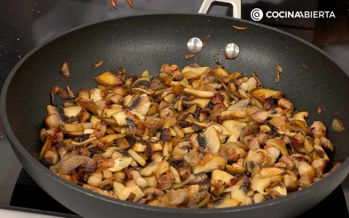 Saltea a fuego medio durante 4-5 minutos