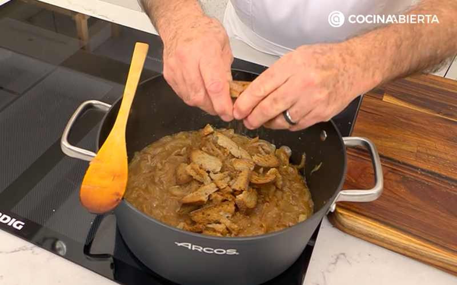 Añade el pan tostado Añade el pan tostado