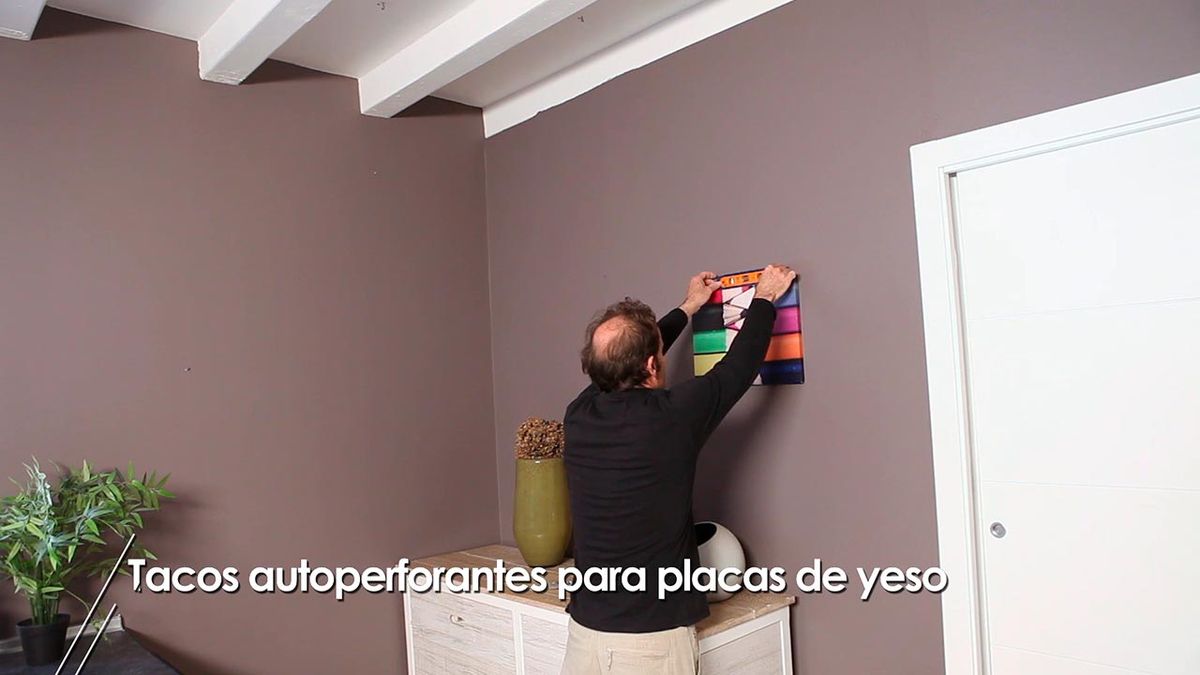 Como colgar un cuadro en una pared de yeso laminado con tacos autoperforantes paso 3