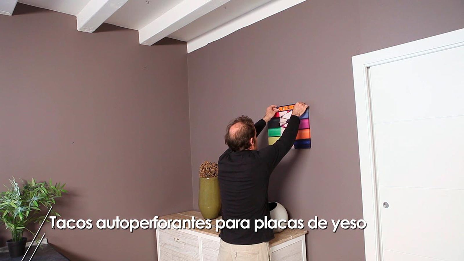 Como colgar un cuadro en una pared de yeso laminado con tacos autoperforantes paso 3 Como colgar un cuadro en una pared de yeso laminado con tacos autoperforantes paso 3