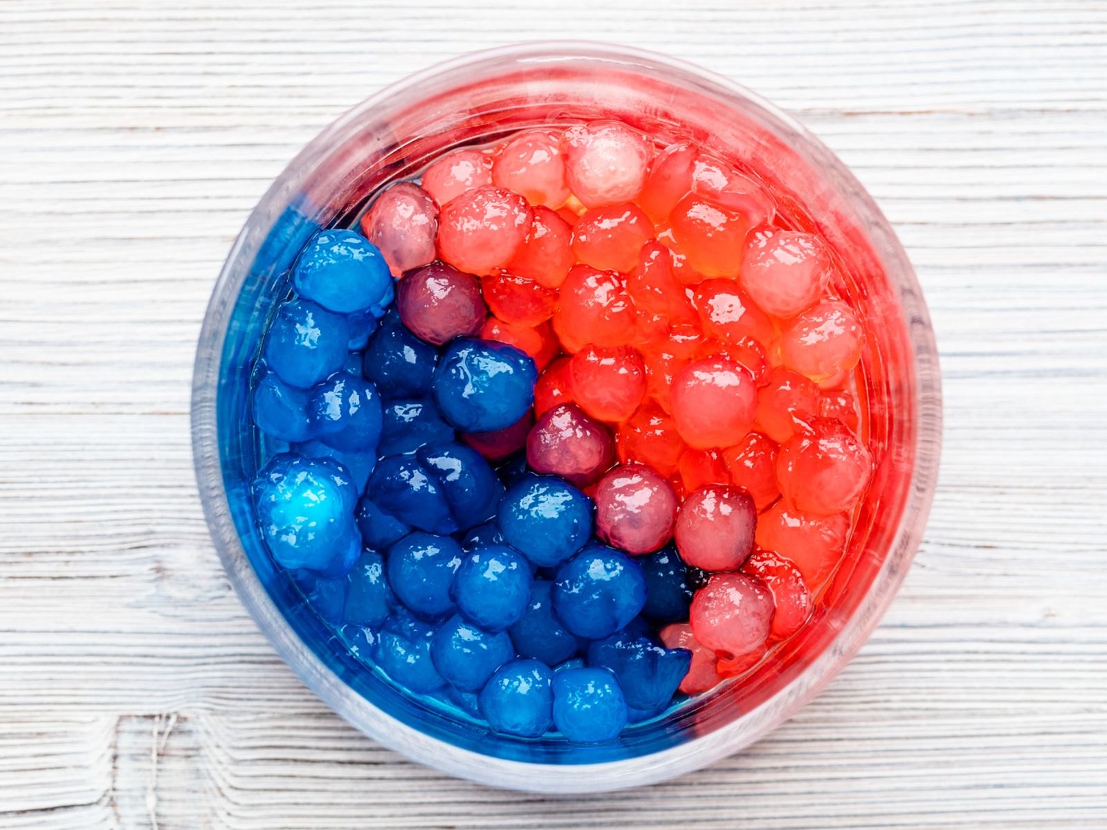 Las bolitas de tapioca se pueden teñir con ingredientes naturales o siropes. Algunas versiones, como las popping boba, explotan al morderlas. Las bolitas de tapioca se pueden teñir con ingredientes naturales o siropes. Algunas versiones, como las popping boba, explotan al morderlas.