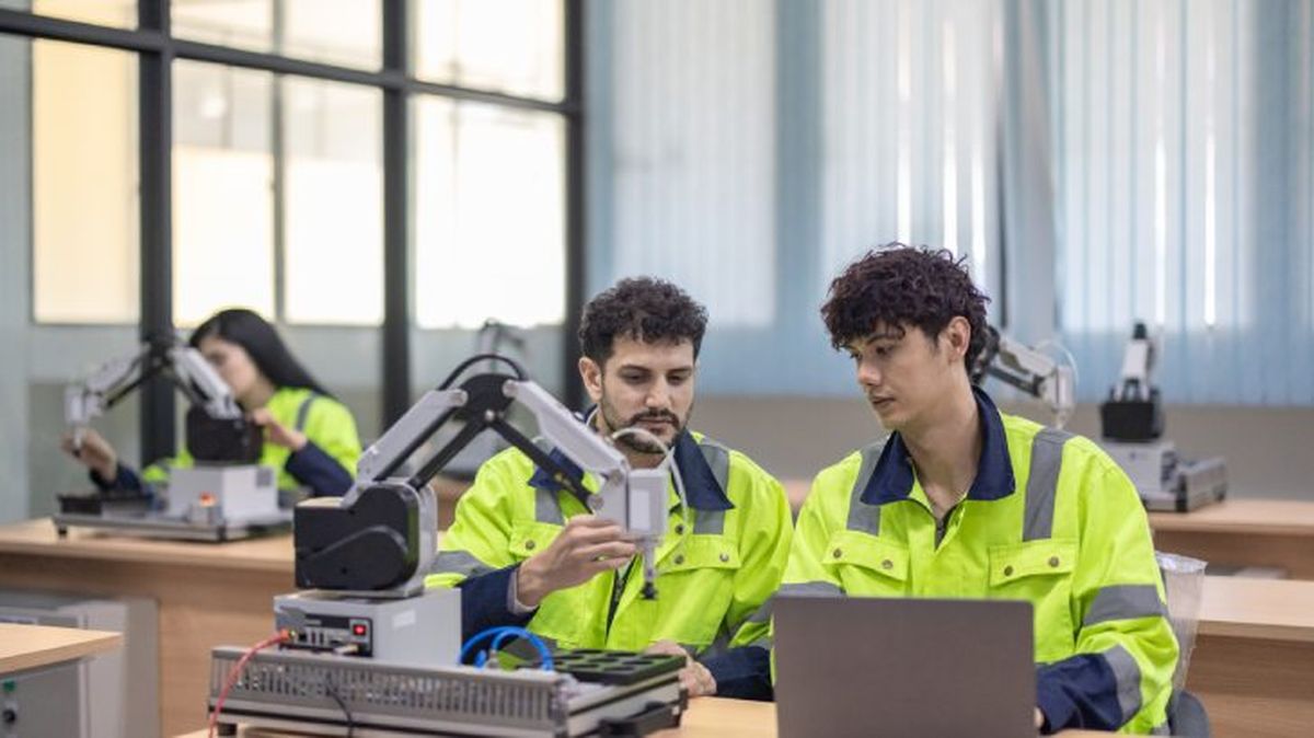 Jóvenes realizando prácticas formativas