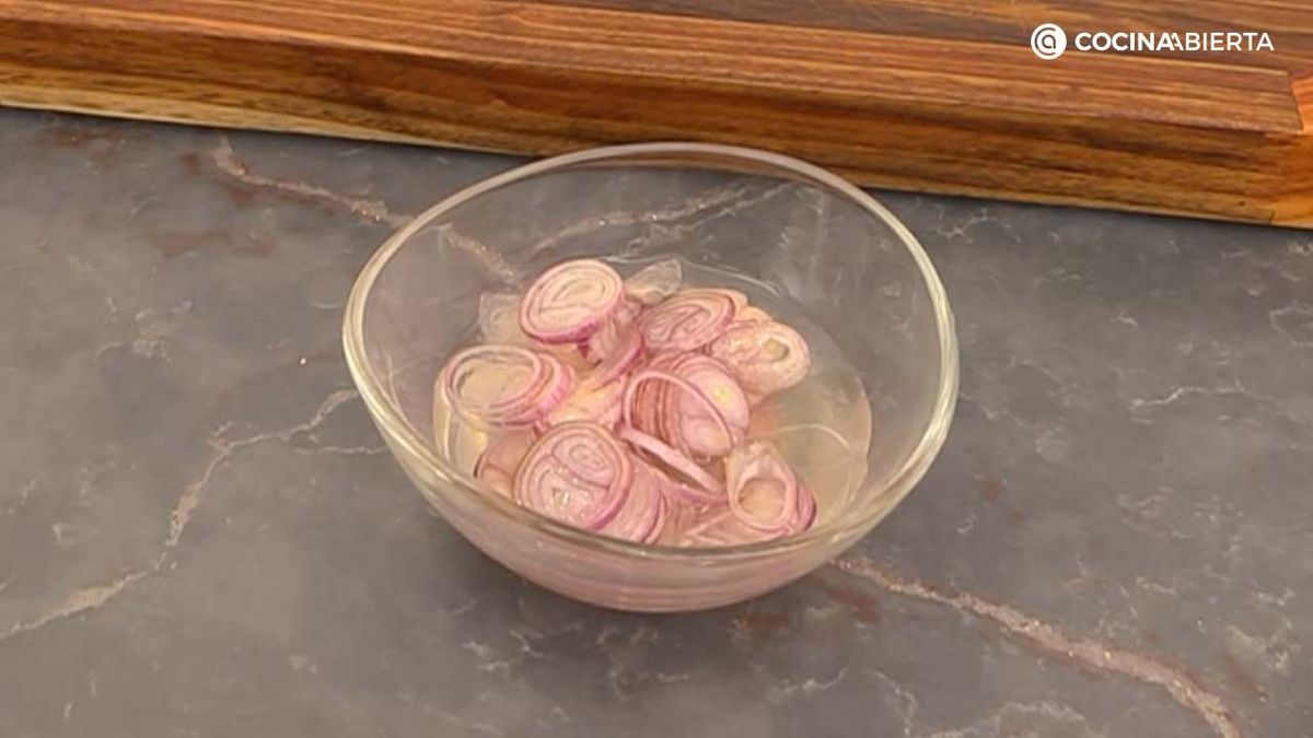 Pon las chalotas cortadas finamente en un bol