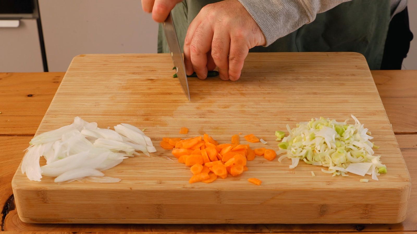Pica todas las verduras Caballa o verdel en escabeche Paso 1