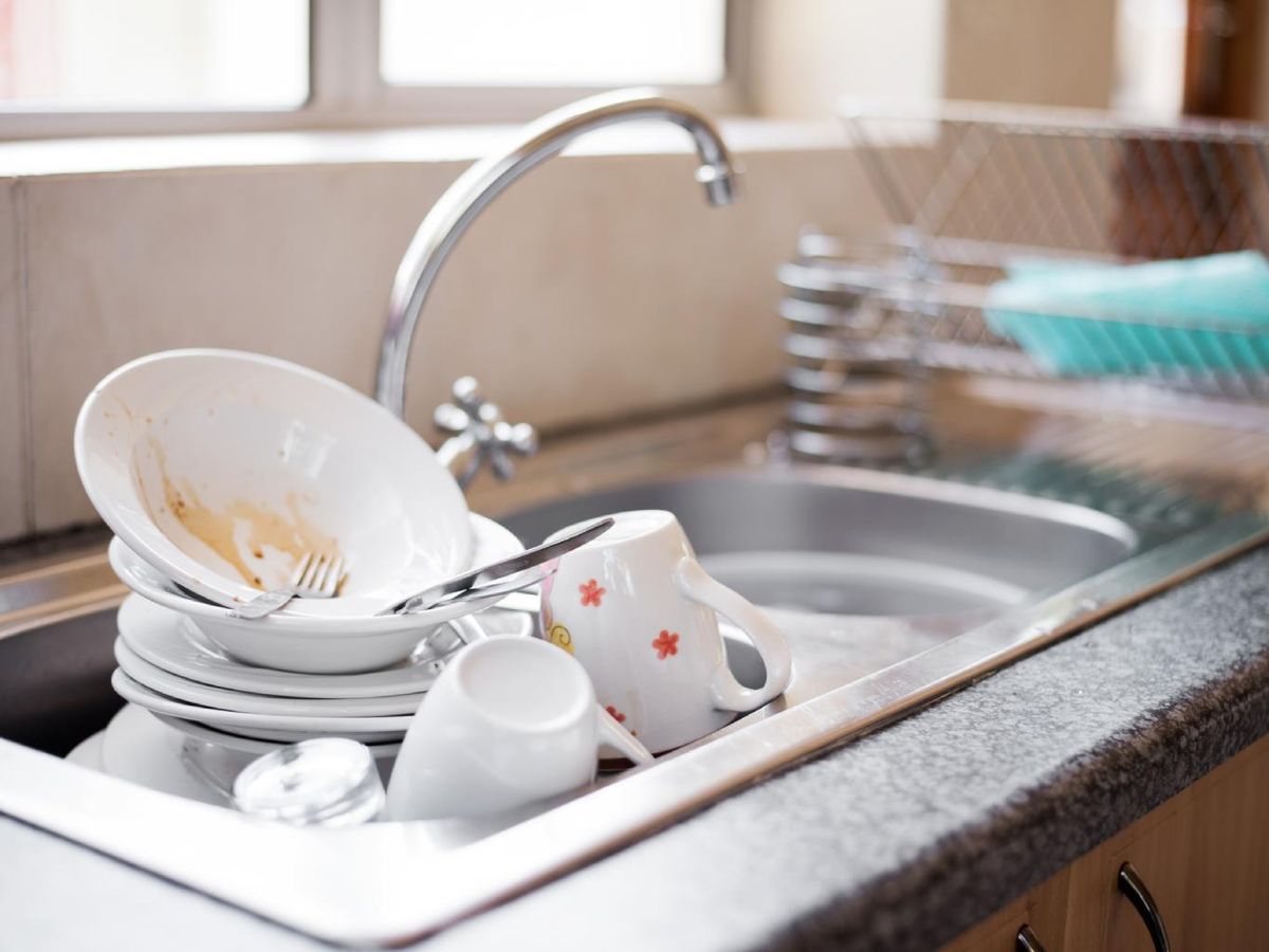 Fregadero lleno de platos sucios.