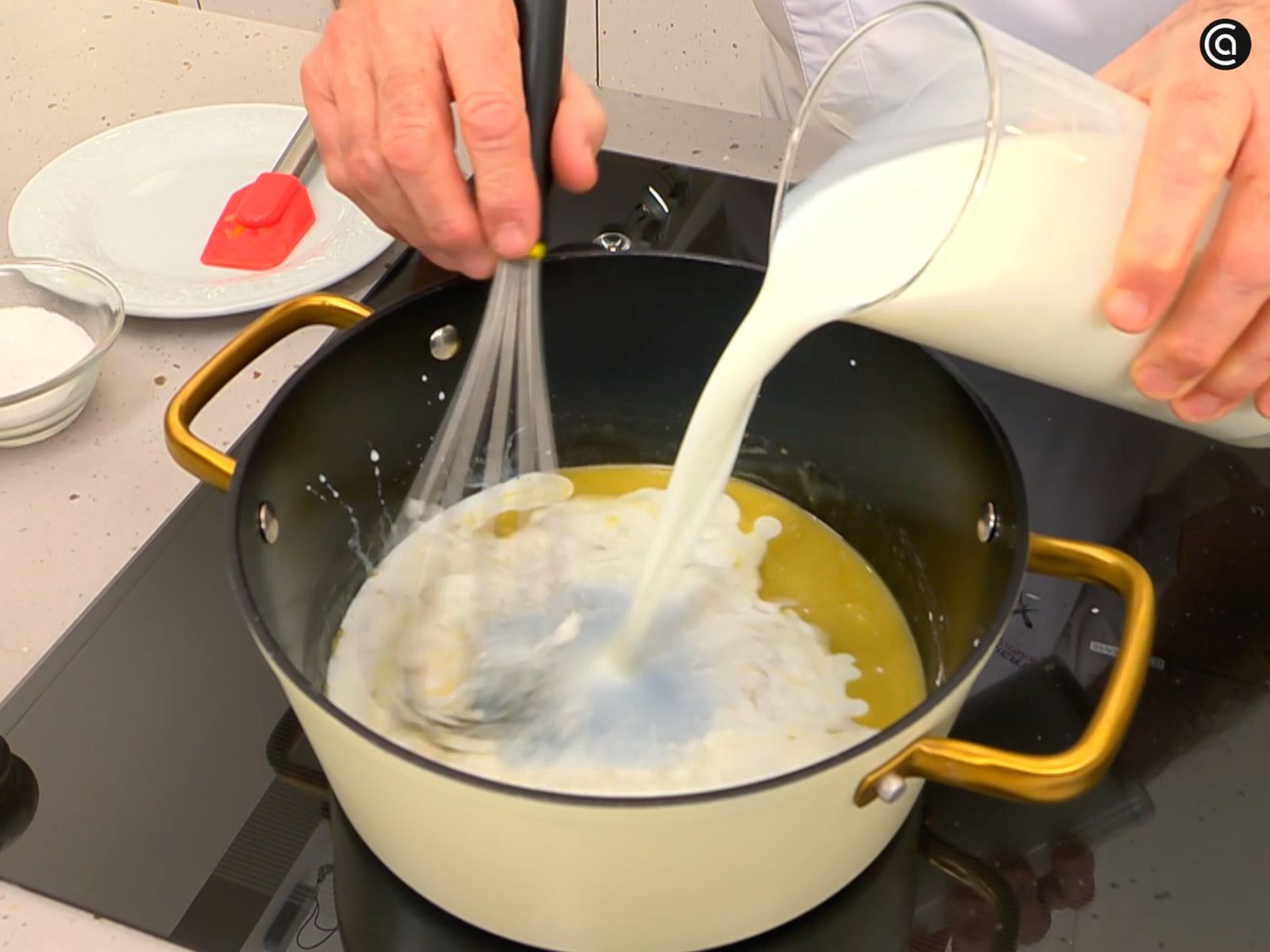 Incorpora la leche poco a poco para hacer la bechamel