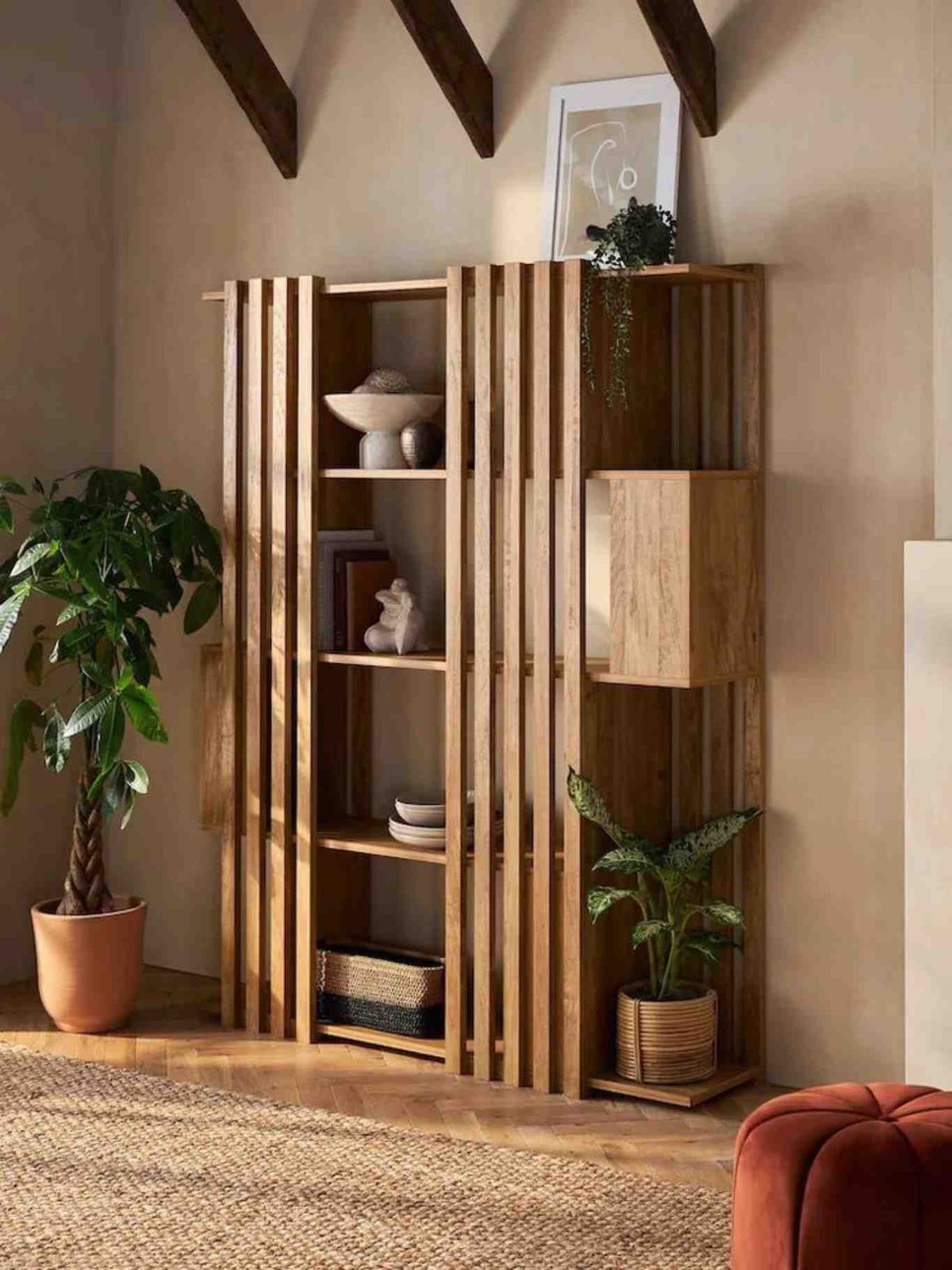 Tapar estantería con lamas de madera.