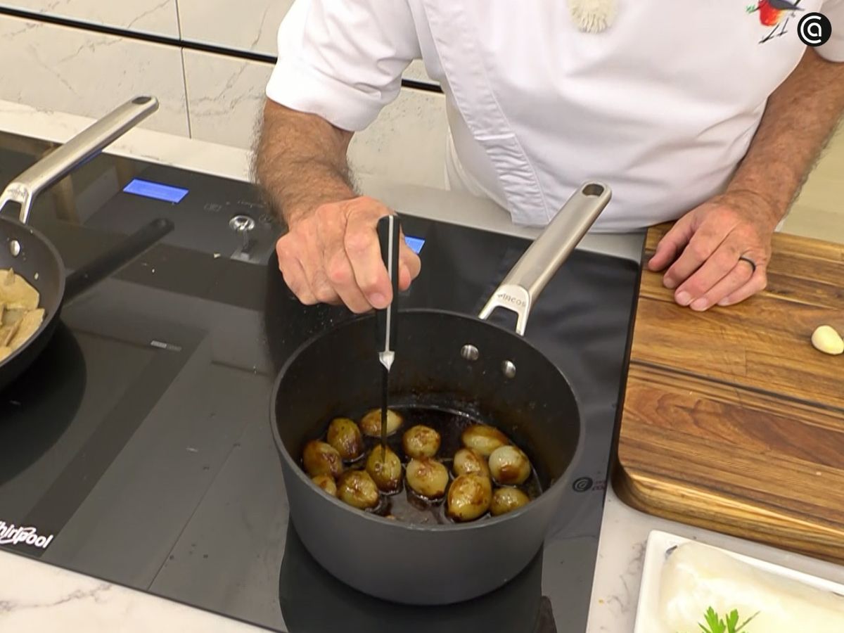 Bacalao con setas y cebollitas glaseadas con soja - comprobar si las cebollitas están hechas