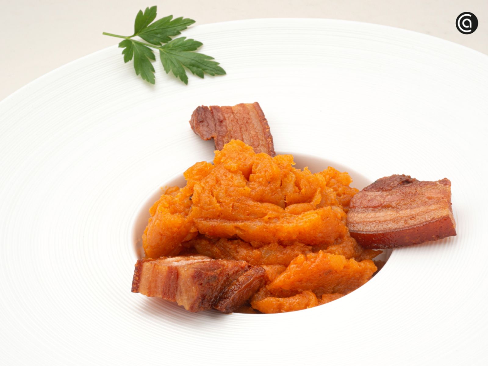 Patatas meneás con torreznos, la versión más clásica y contundente del plato.