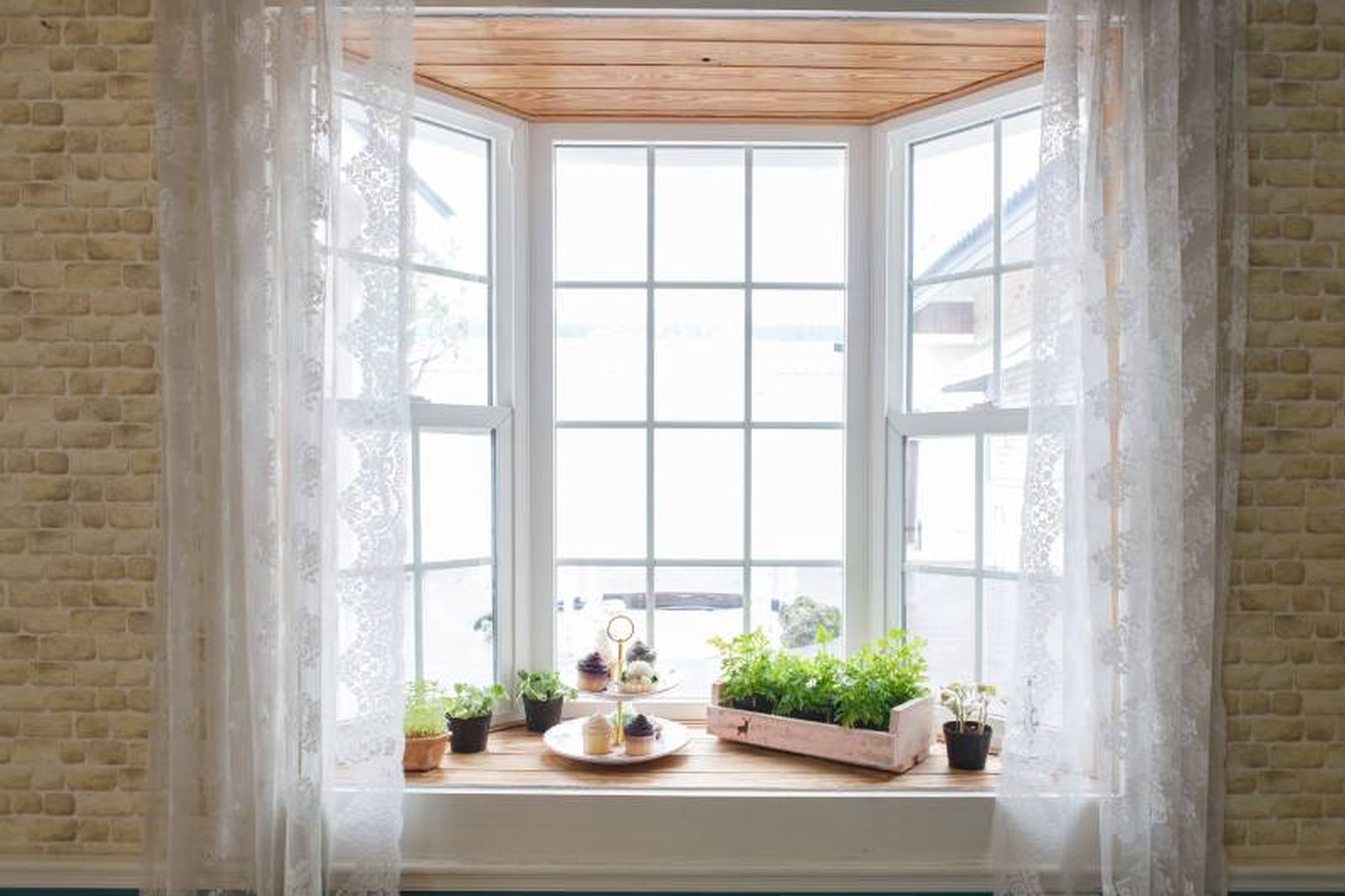 Rincón acogedor en una ventana con cortina. Rincón acogedor en una ventana con cortina.