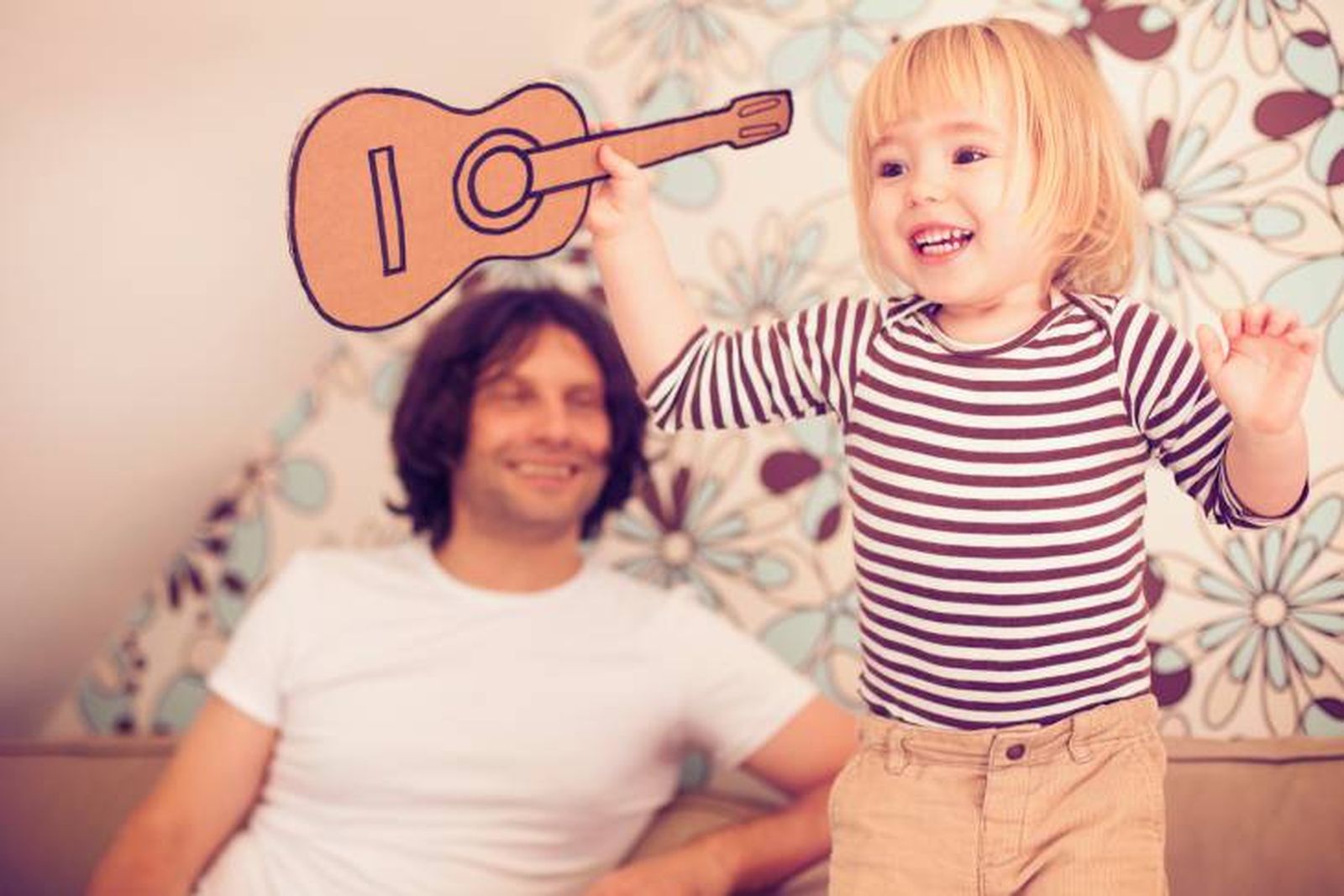 niño guitarra carton niño guitarra carton