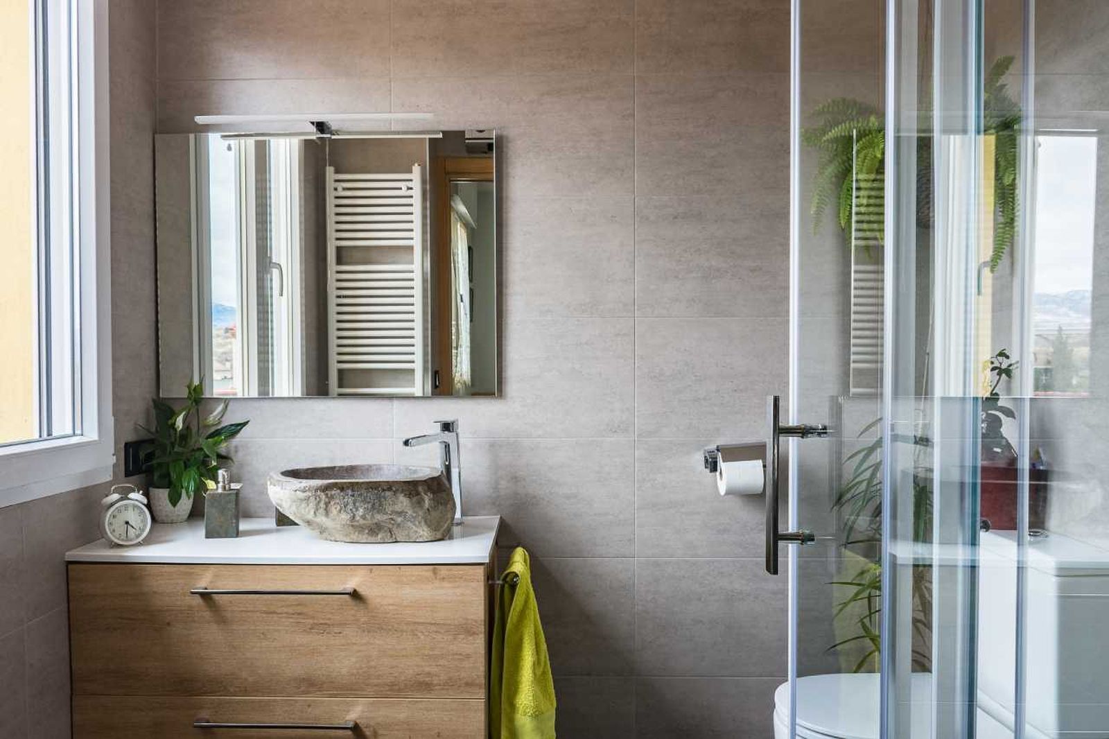 Baño pequeño con lavabo de piedra.