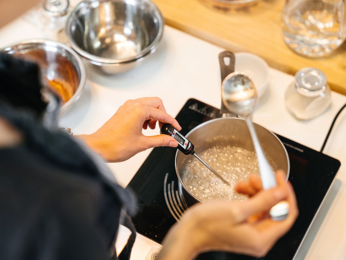 Uso del termómetro digital en cocina para controlar la temperatura de cocción.