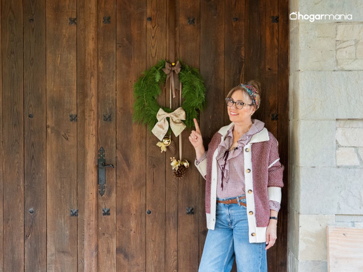 Comienza fijando las ramas una a una para cubrir el aro de madera con un primer tramo verde.