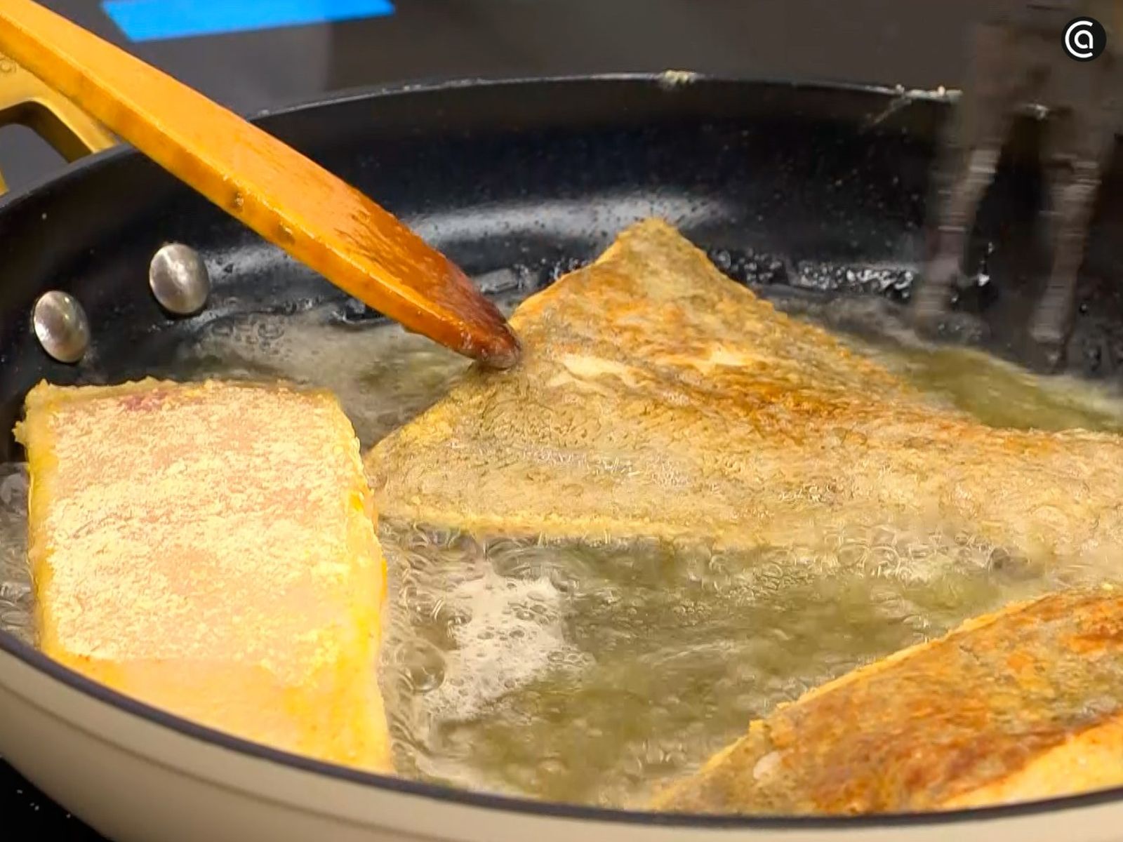 Cubre el gallo con harina de garbanzo y fríe por ambos lados hasta dorar