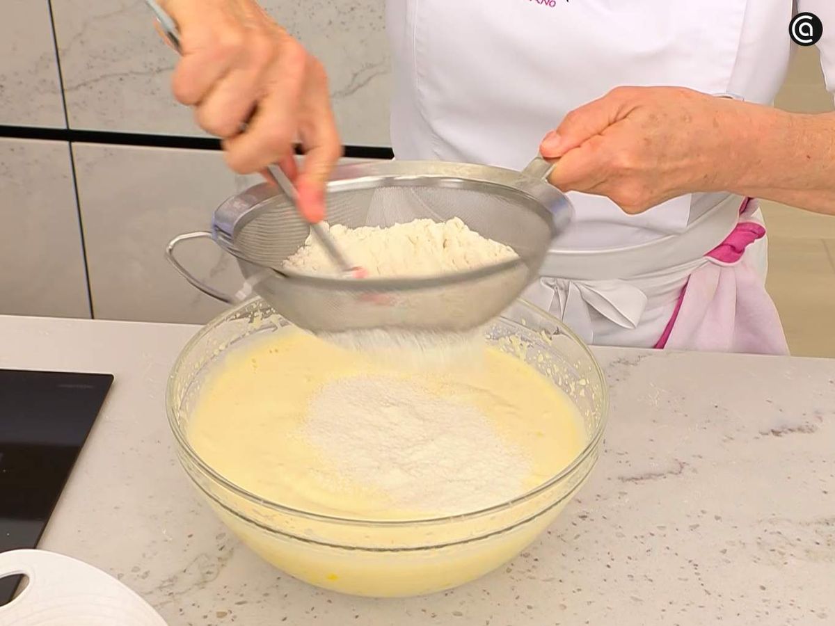 Incorpora la harina tamizada