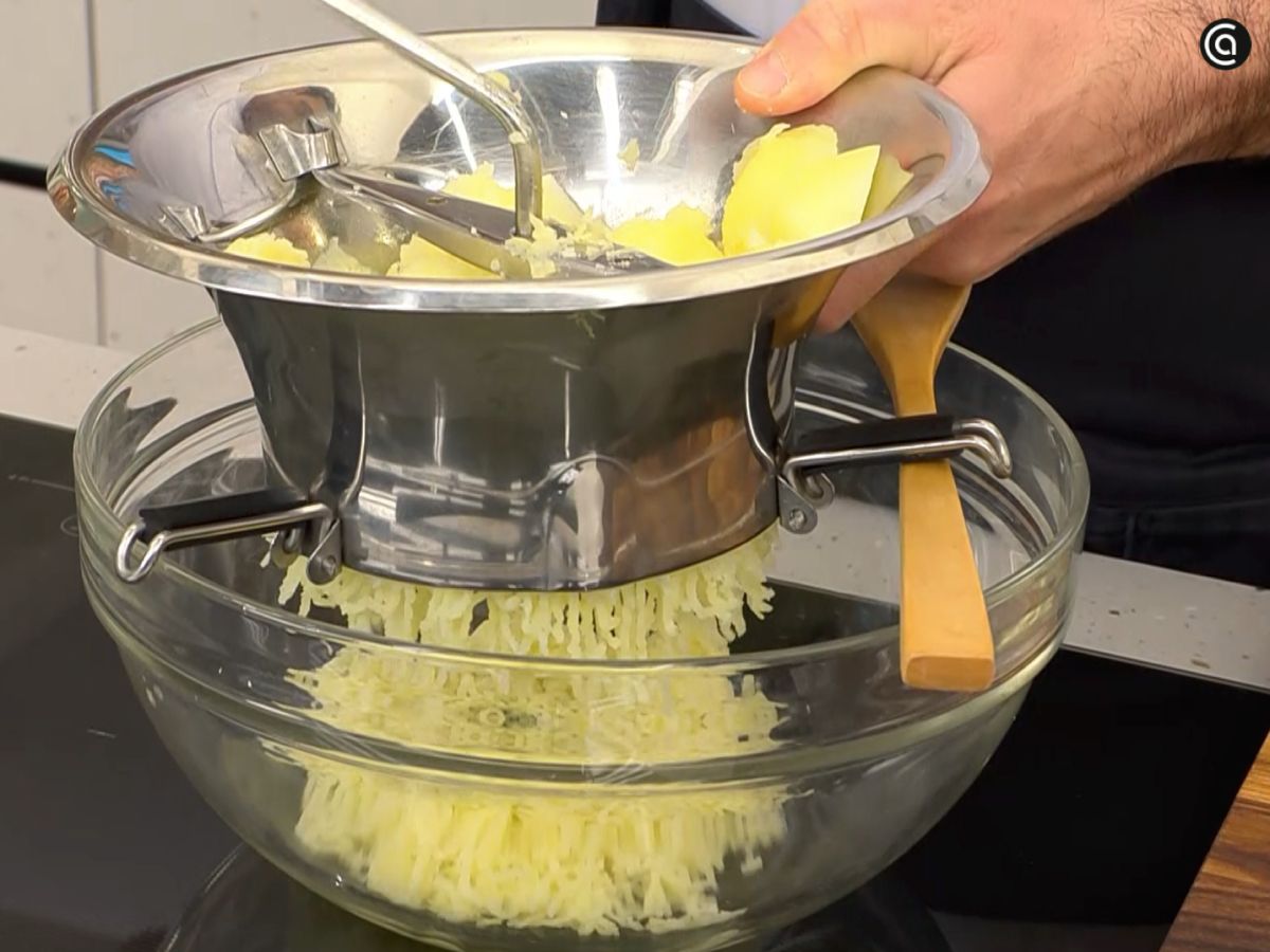 El puré de patata pasa por el pasapurés hasta quedar fino y homogéneo.