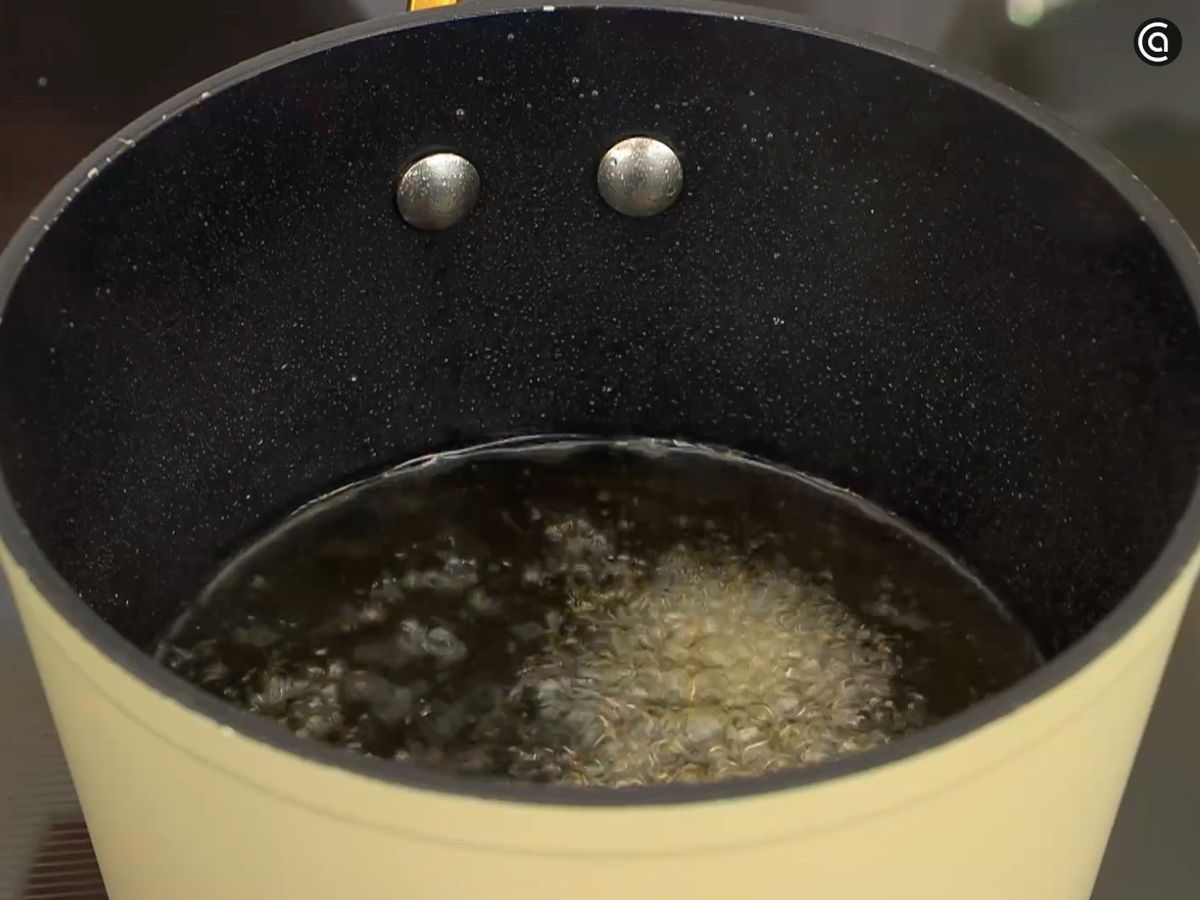 Disuelve el azúcar en agua, agrega el ron y deja hervir hasta lograr un jarabe