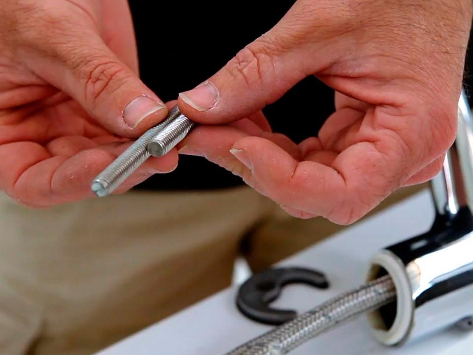 Cómo apretar el grifo del lavabo paso 6 Cómo apretar el grifo del lavabo paso 6