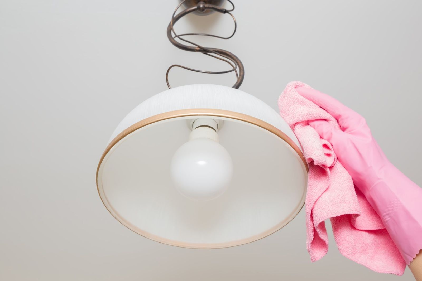 Las tulipas o pantallas de lámparas dejan pasar mejor la luz si están limpias