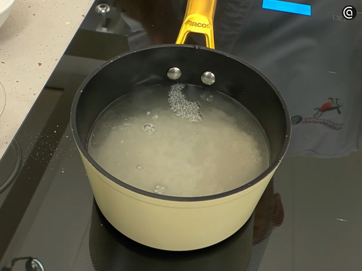 Pon el arroz a cocer a fuego medio y cocina 18–20 minutos