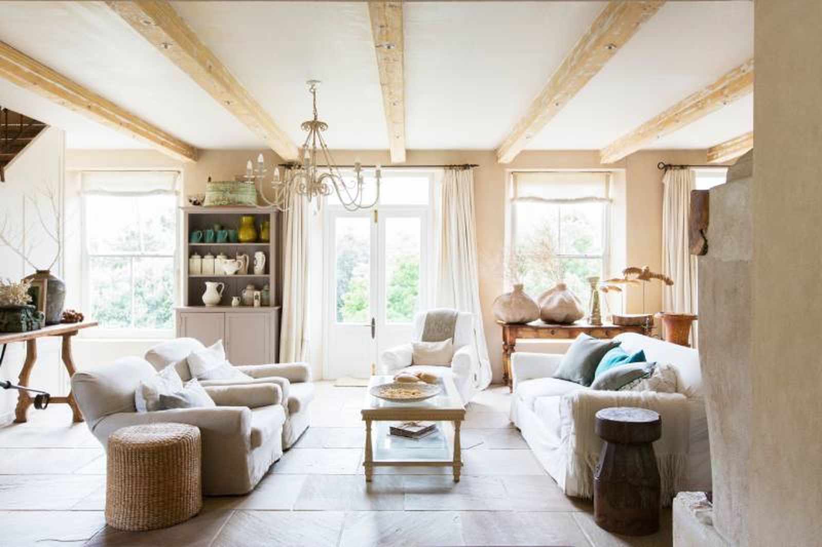Salón blanco moderno de estilo granja o farmhouse.