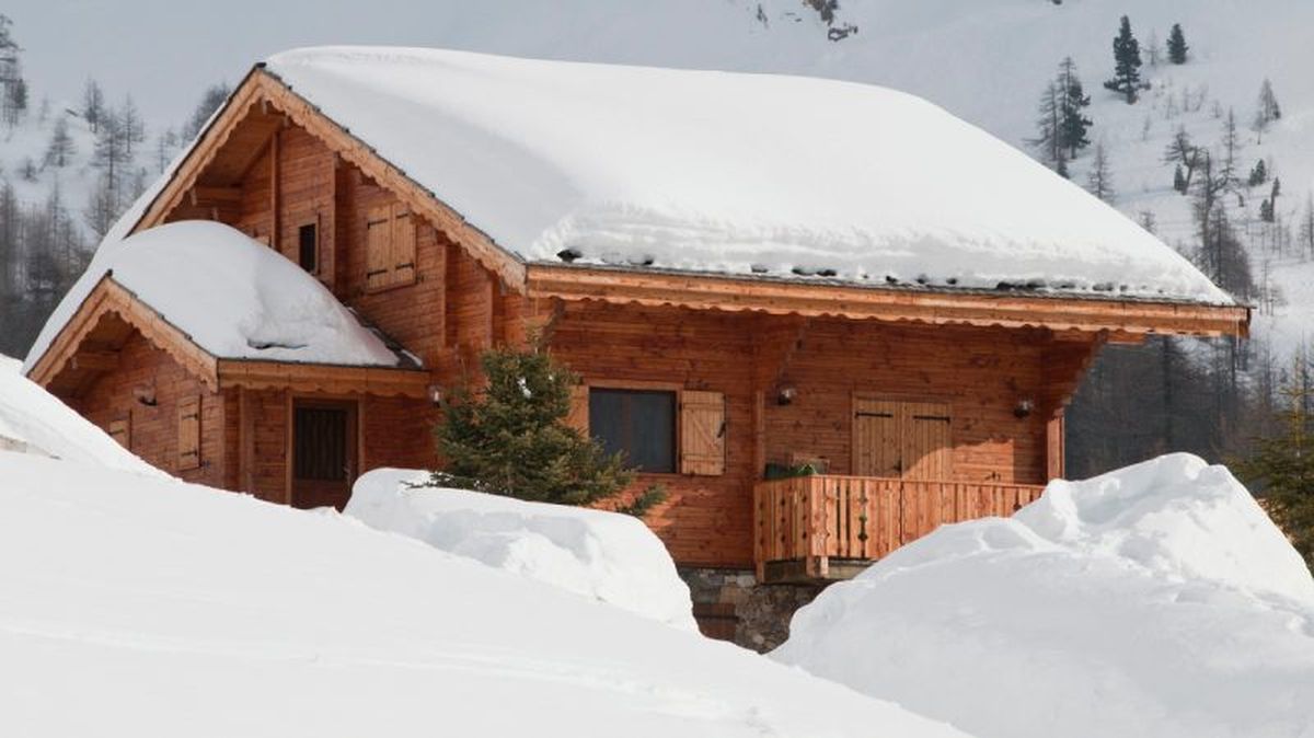 Tejado a dos aguas con nieve