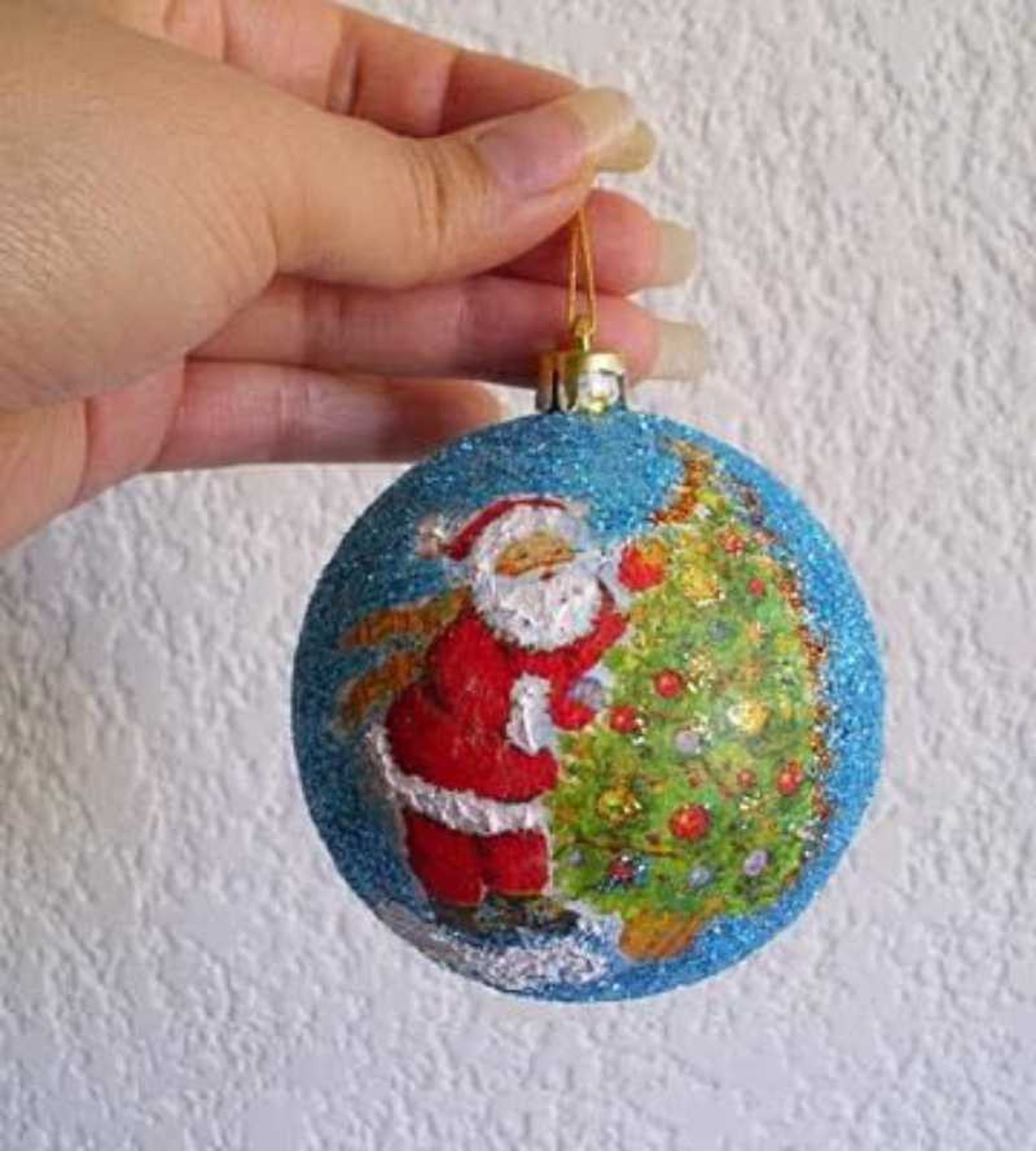 Bola de Navidad pintada con Papá Noel de estilo vintage. Bola de Navidad pintada con Papá Noel de estilo vintage.