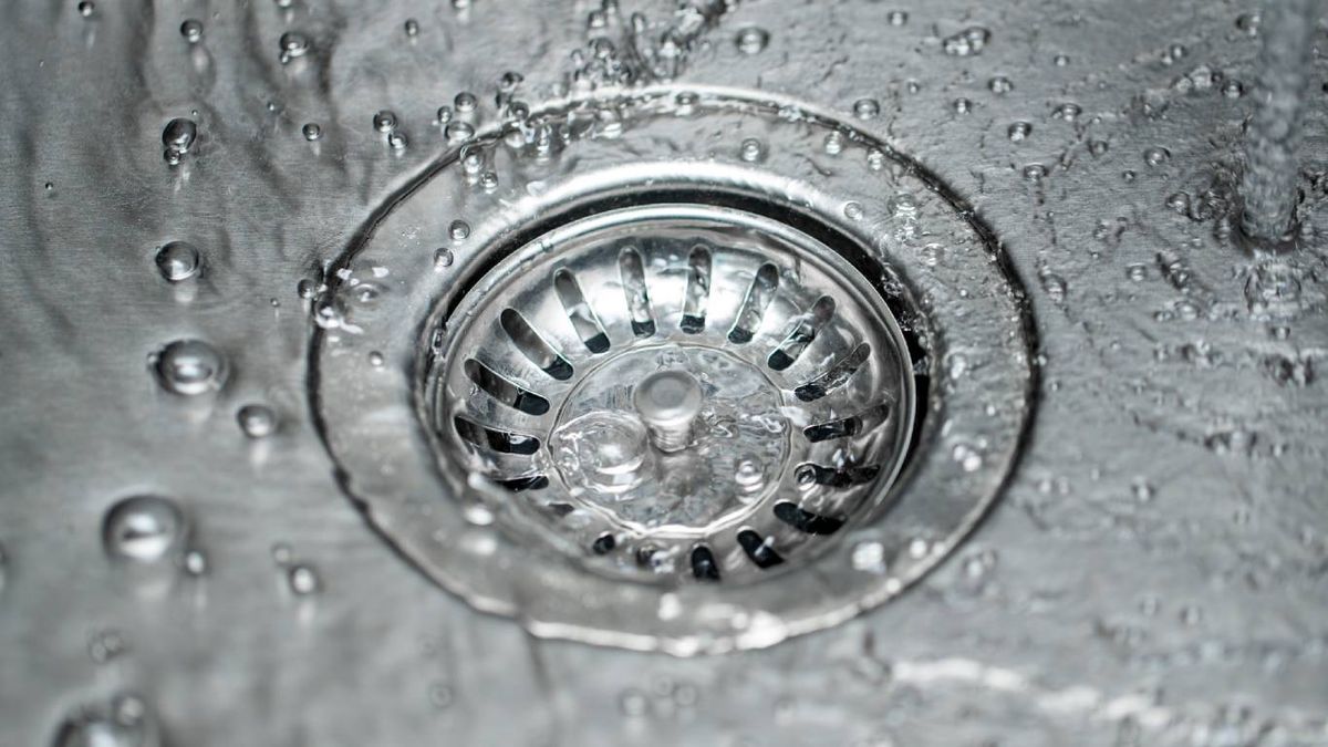 ¿Cómo funciona el truco del vaso y el papel?