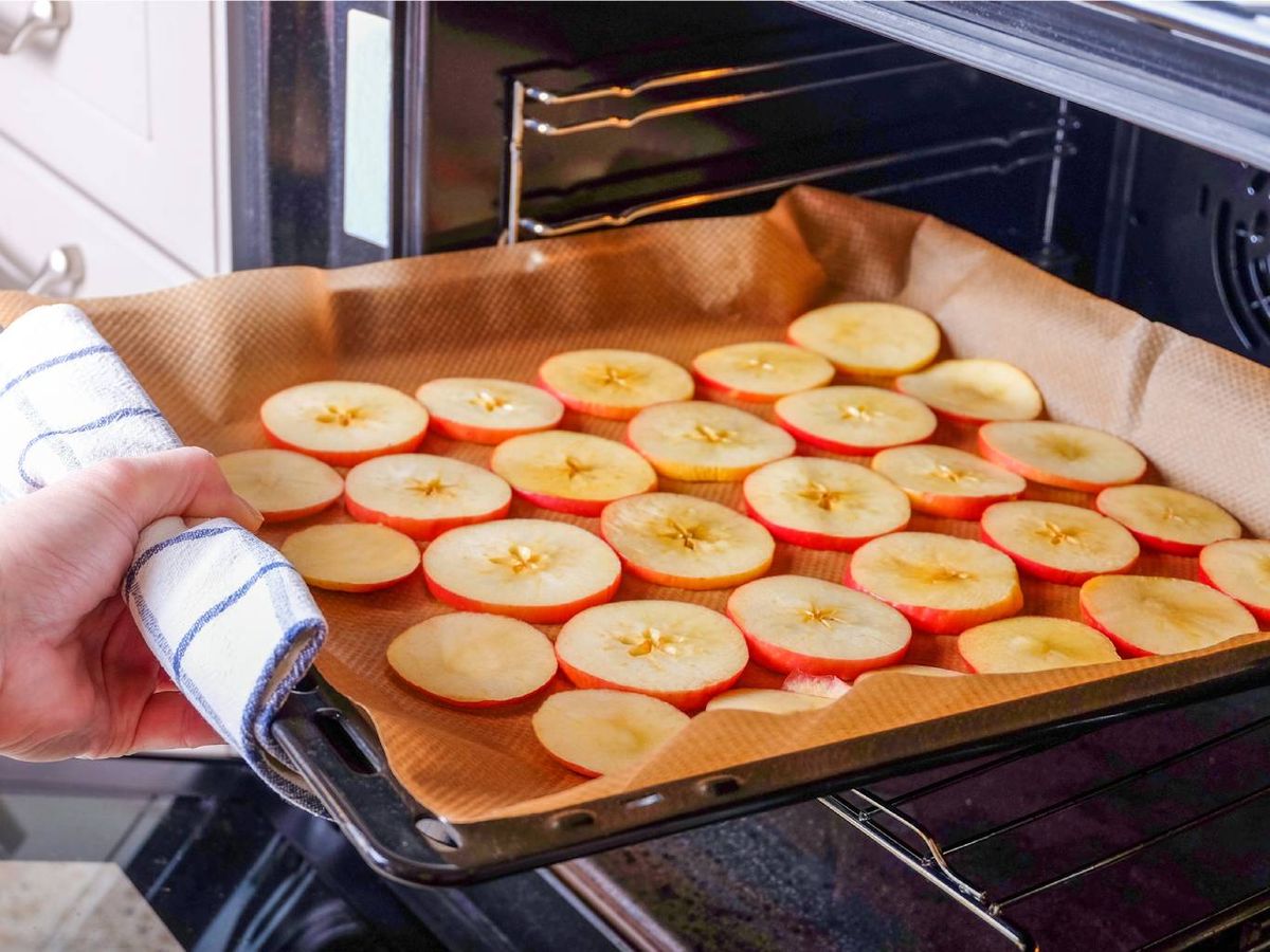 Preparación de manzana para deshidratar en horno casero.
