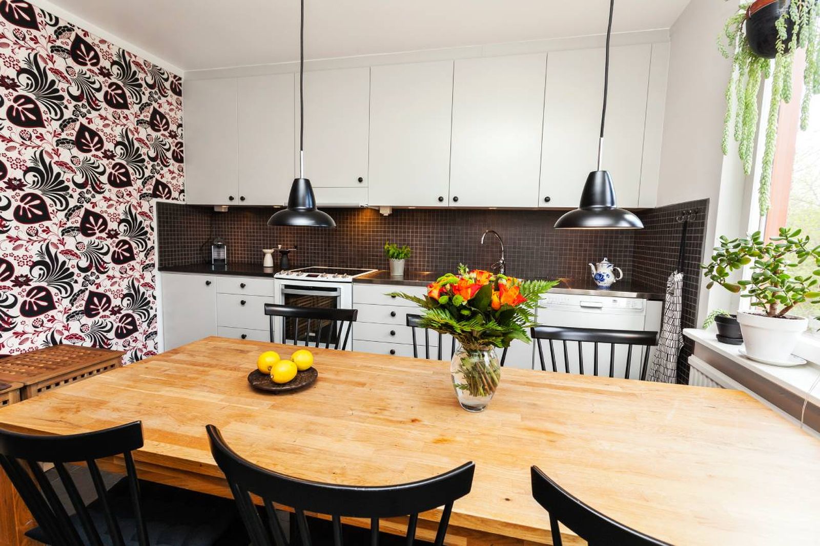 Cocina decorada con papel pintado.