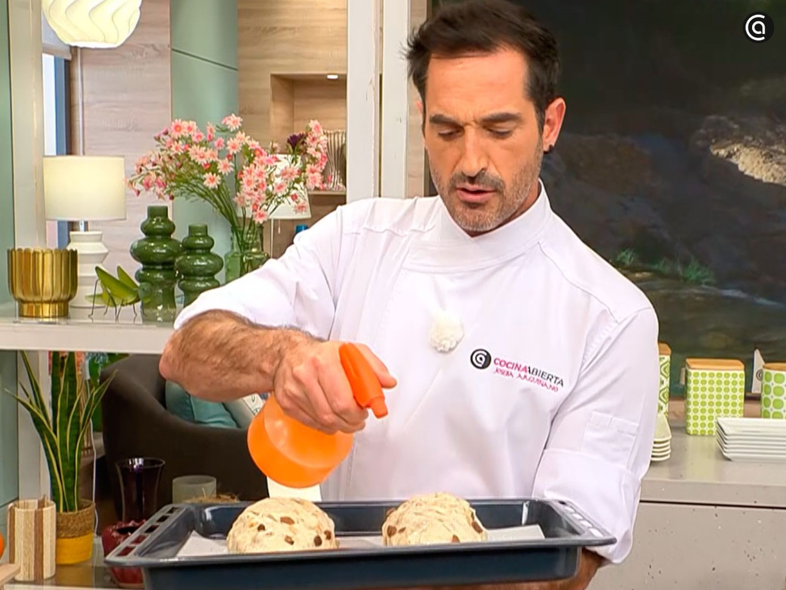 Pulveriza agua sobre los panes antes de meterlos en el horno