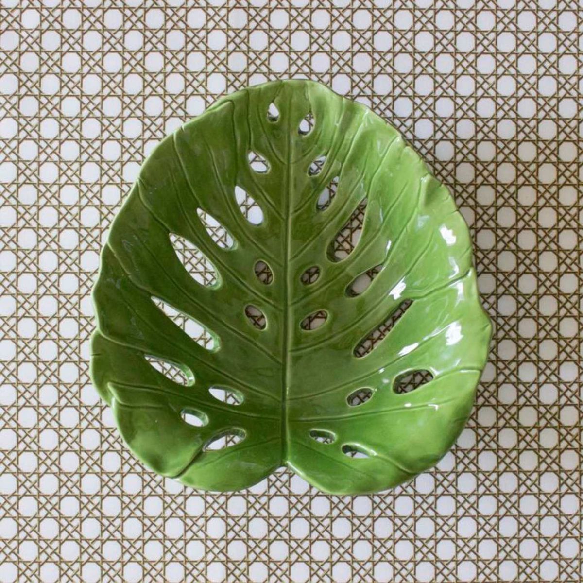 Plato en forma de hoja.