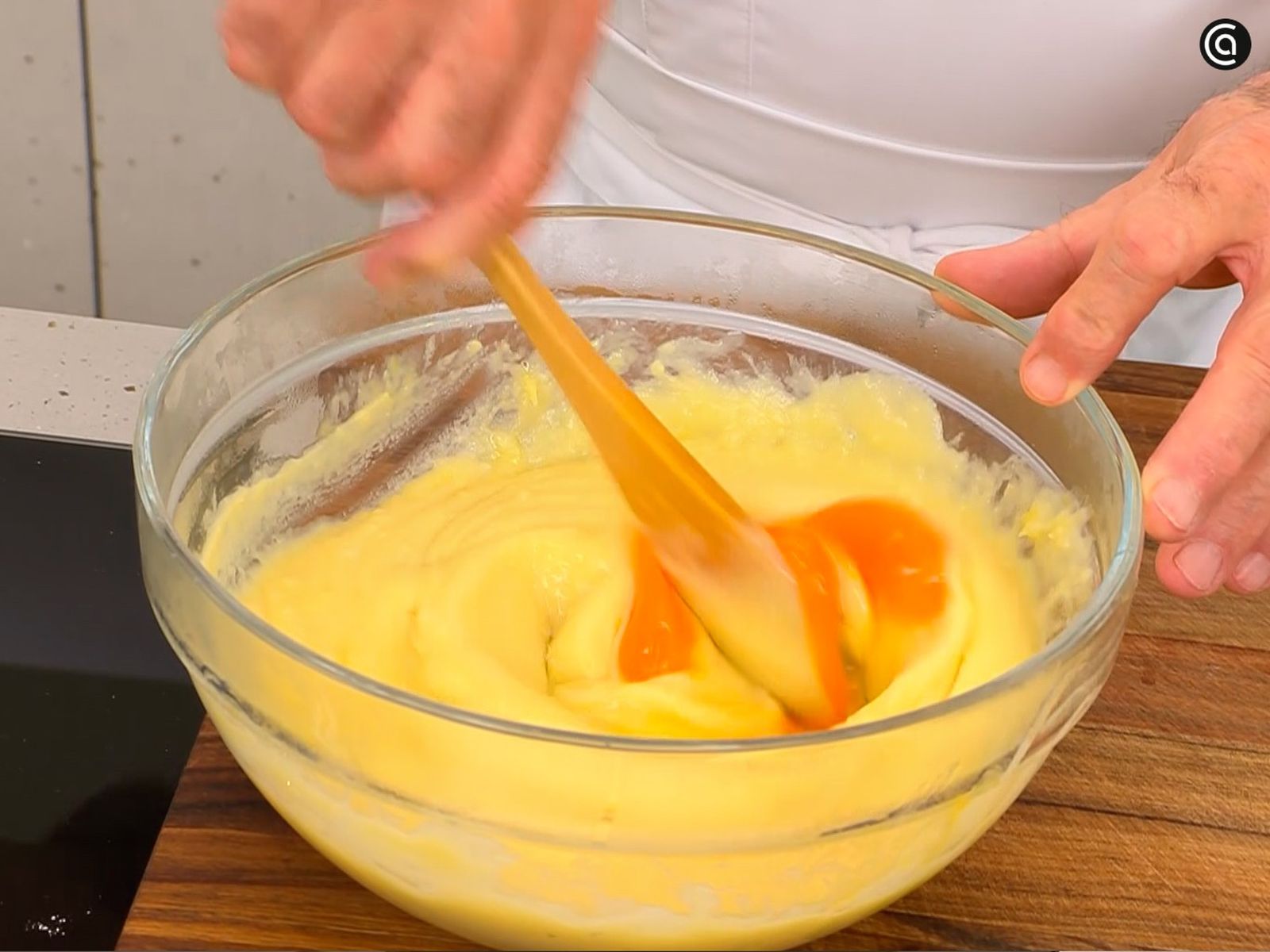 Agrega los huevos y mezcla hasta obtener una masa homogénea