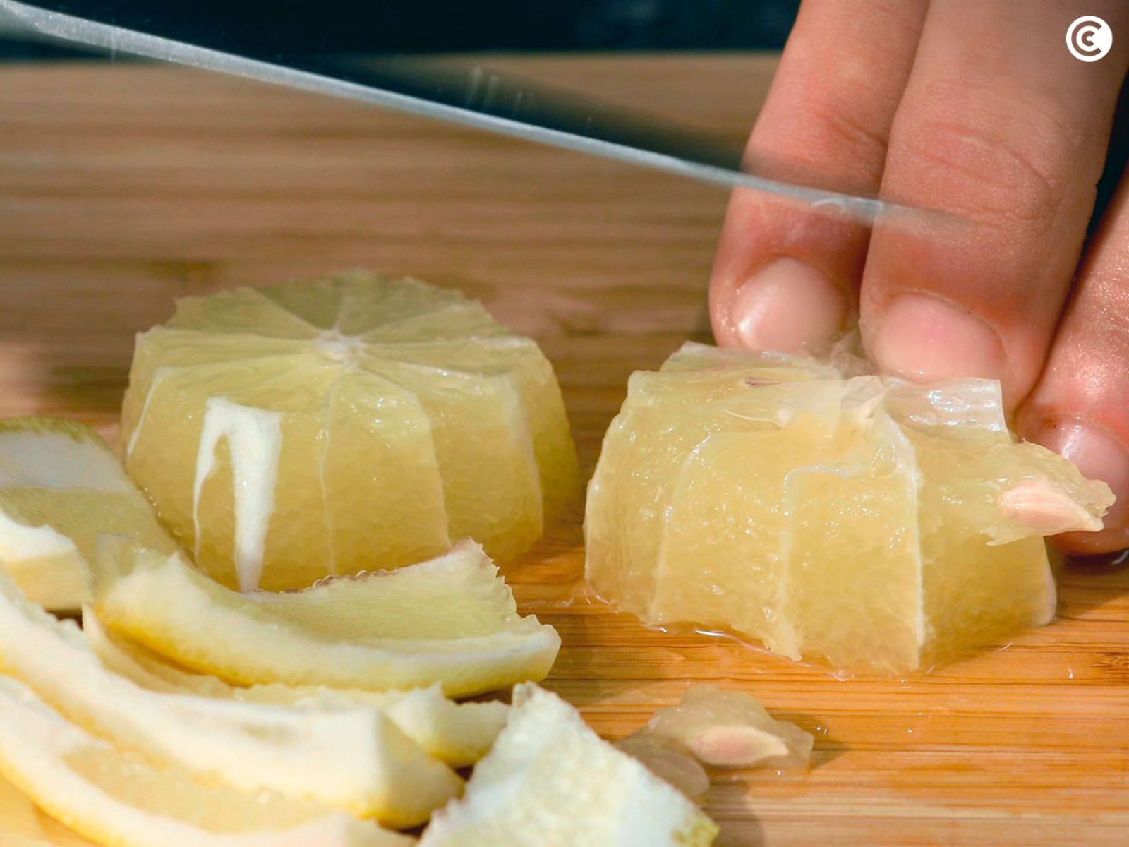 Pelar y quitar las pepitas del limón para hacer limonada Pelar y quitar las pepitas del limón para hacer limonada